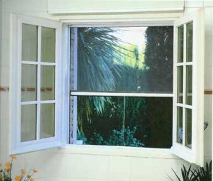 mosquitera-enrollable-300x255 Tipos de mosquiteras para ventanas y puertas de aluminio y PVC